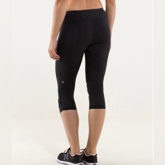Lululemon Run For Your Life Crop.  EUC!  Size 8. Power Luxtreme, Circle Mesh. - Picture 3 of 8